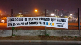 Tensión en Boca: colgaron una bandera contra los futbolistas por el reclamo de los premios