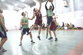 San Miguel Negro ganó un entretenido primer partido del triangular de Primera Masculino