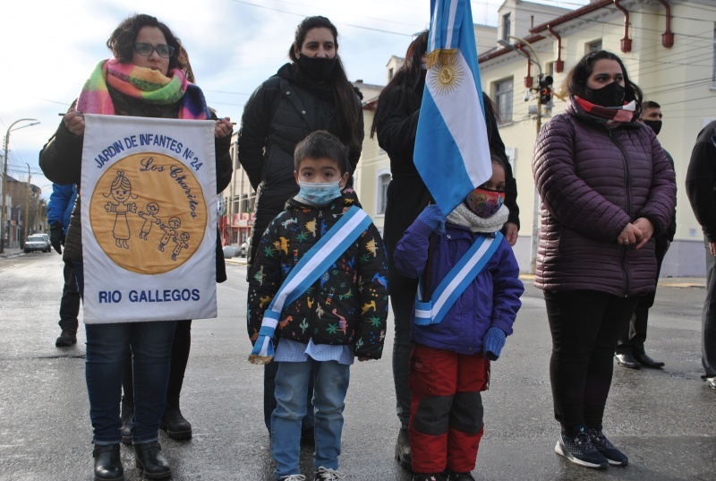 Charitos en el izamiento (Foto JCC)