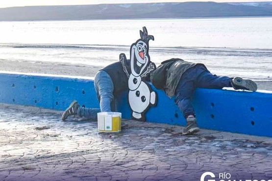 Colocaron figuras en el muro de la costanera por los preparativos para la Fiesta del Frío