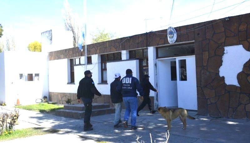 El sujeto permanece detenido en la Comisaría de Perito Moreno. 