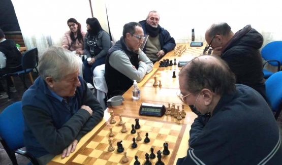 El ajedrez reunió a niños y adultos en la ADAR