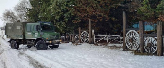 Asisten a familias aisladas durante días por la acumulación de nieve en Chubut