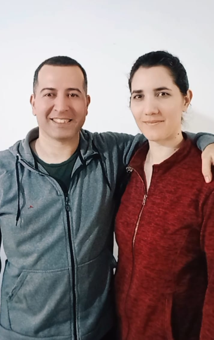 Adrián y Cristina son dos profesores de Caleta Olivia que enseñan matemáticas en Youtube.