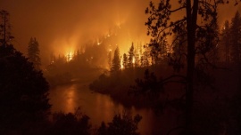 California: el mayor incendio en lo que va del año sigue incontenible