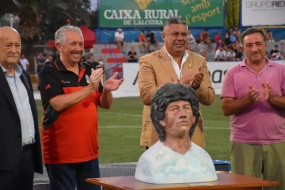 Homenajearon a Diego Maradona en L'Alcudia