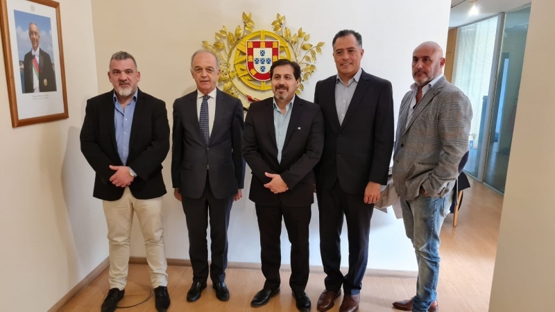 Santacruceños en la embajada de Portugal.