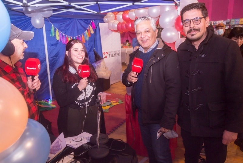 David Catrihuala junto a Roberto Torres en el stand de TiempoSur en la Feria.