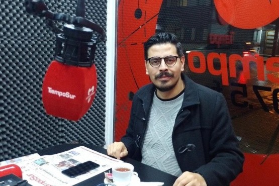 David Catrihuala en los estudios de Tiempo FM.