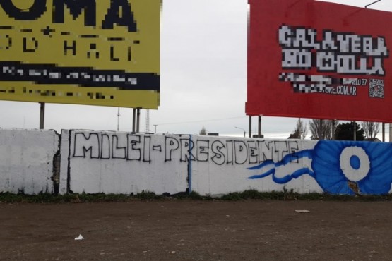  “Milei Presidente”: Grafitearon uno de los homenajes a los veteranos y caídos de Malvinas