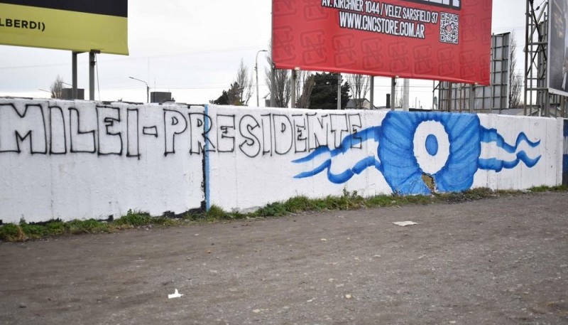 Uno de los murales de Río Gallegos, en recordatorio de los 40 años de la Guerra de Malvinas, fue vandalizado este fin de semana con pintadas políticas.