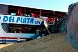 Choque entre micro y camión dejó al menos 6 muertos en Santiago del Estero