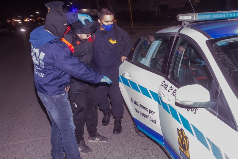 Momento de las detenciones de los dos sospechosos de abuso en el barrio 400 Departamentos. (Fotos: C.G.)