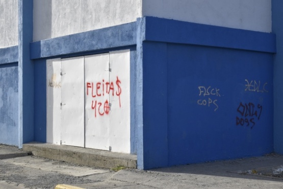 El “Lucho” Fernández fue vandalizado con nuevas pintadas