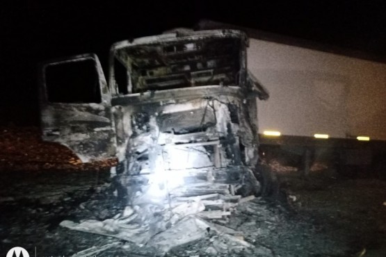 Choque frontal entre dos camiones: Uno se prendió fuego 