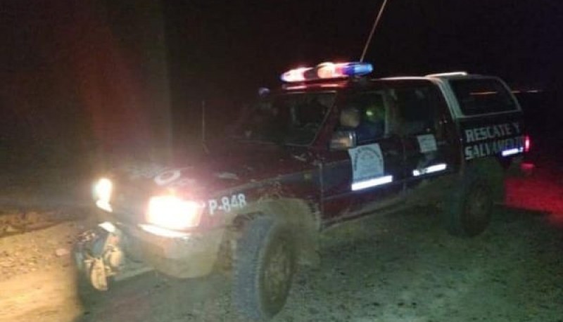 Bomberos y Protección Civil rescataron a una familia que quedó encajada en la ría de Puerto Deseado 