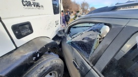 Un auto se estrelló contra un camión recolector