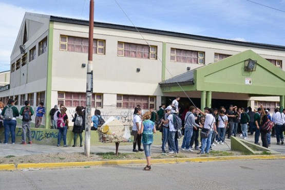 Joven fue asaltado a la salida del colegio 