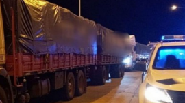 Camionero se negó a ser controlado y golpeó a un inspector: llevaba 20 toneladas de soja de más