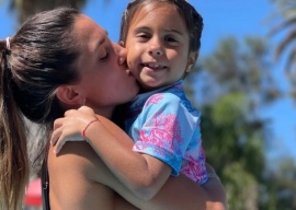 La inmensa felicidad de Cinthia Fernández por la recuperación de su hija: “Miren quién se metió a la pile”