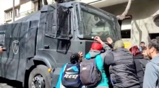 Apoyo a Cristina: manifestantes echaron a un camión hidrante