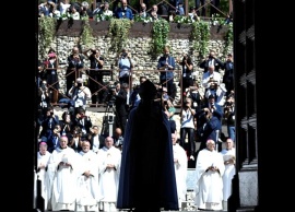 Francisco visitó la tumba de Celestino V, el primer Papa en renunciar al cargo, en medio de los rumores de su posible dimisión