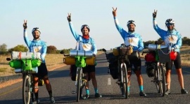 Son amigos y se dirigen en bicicleta a alentar a la Selección en Qatar