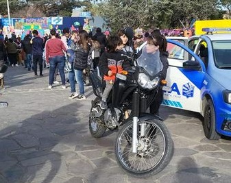 Policía de Caleta Olivia festejó junto a los niños