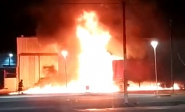 Camión que transportaba colchones se prendió fuego en el centro