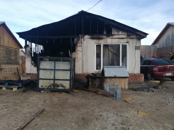 La casa fue consumida por el fuego. 