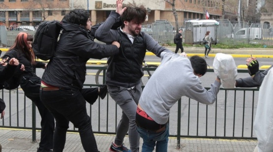 Golpearon al hermano del presidente Gabriel Boric en una protesta estudiantil en Santiago de Chile