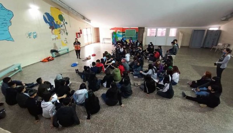 Alumnos y docentes de Caleta Olivia fueron capacitados en RCP, OVA y primeros auxilios