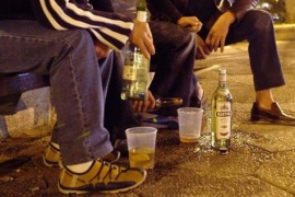 COMUNA insiste con prohibir consumo de alcohol en la vía pública