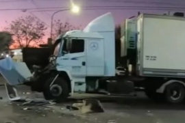 Impresionante choque entre un camión y un colectivo en Mataderos