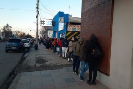 Largas filas para conseguir las entradas para ver a Topa