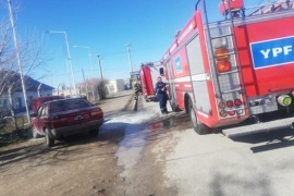 Bomberos controlaron incendio sobre vehículo