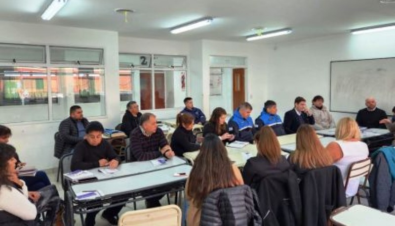 Seguridad se reunió con docentes en Caleta Olivia
