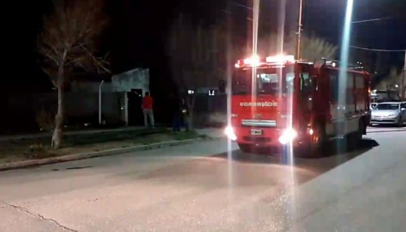 Bomberos controlaron incendio sobre vehículo