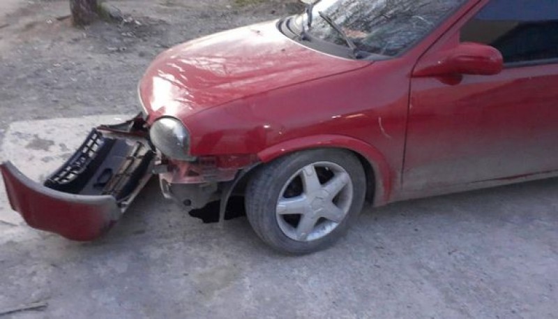 Chocó a un vehículo estacionado y se dio a la fuga 