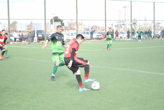 El equipo riogalleguense jugó con pilcha prestada.