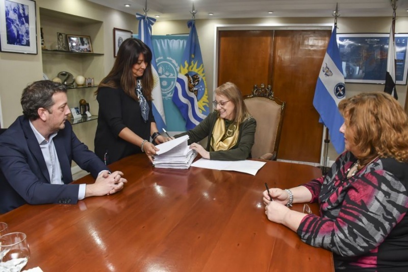 Alicia Kirchner concretó la firma para la compra de un nuevo avión sanitario