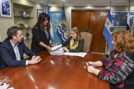 Alicia Kirchner concretó la firma para la compra de un nuevo avión sanitario