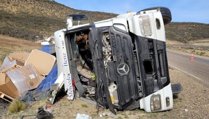 Camionero perdió el control y volcó 