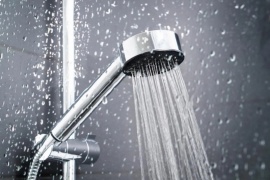 En Suiza propusieron ducharse de a dos para ahorrar energía