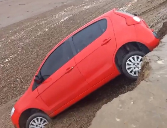 Ebrio desbarrancó con el auto