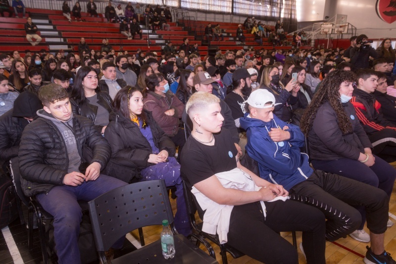 Mil jóvenes recibieron hoy su licencia de conducir. 