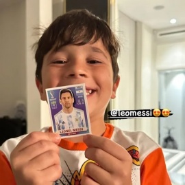 La felicidad de Mateo Messi cuando le tocó la figurita de Lionel