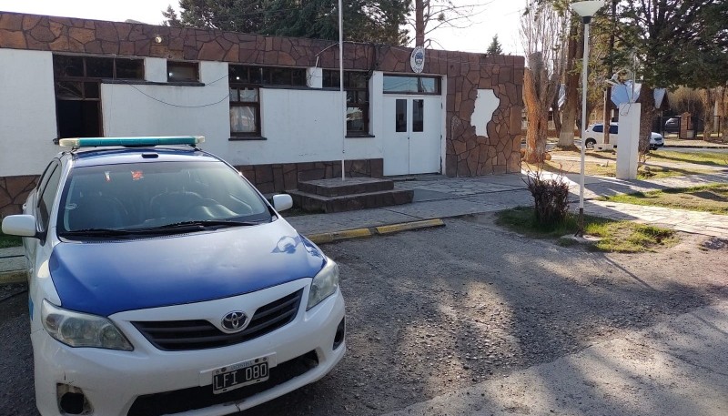 Personal de la comisaría de Perito Moreno se capacitó en RCP y uso de DEA