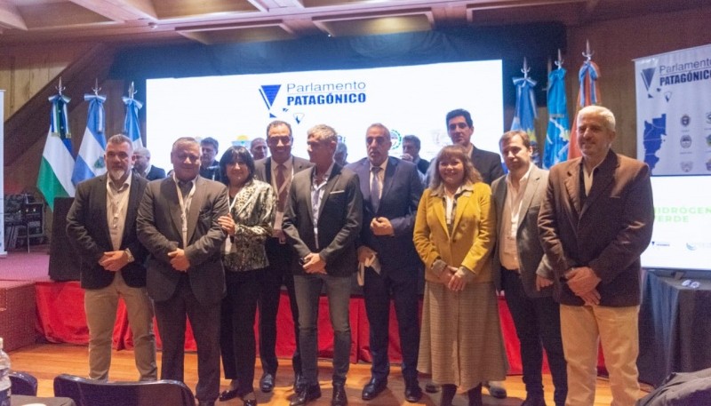 Diputados de Santa Cruz, Tierra del Fuego, Chubut, Río Negro, La Pampa y Neuquén en la tercera sesión del Parlamento Patagónico. 