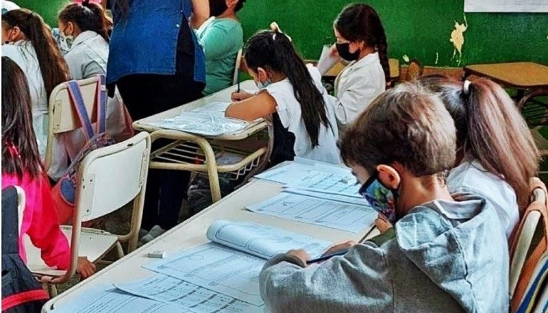 El 61% de las escuelas primarias públicas de la Argentina tienen al menos una hora de clase más por día.